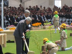 天皇陛下のお手植えのようす